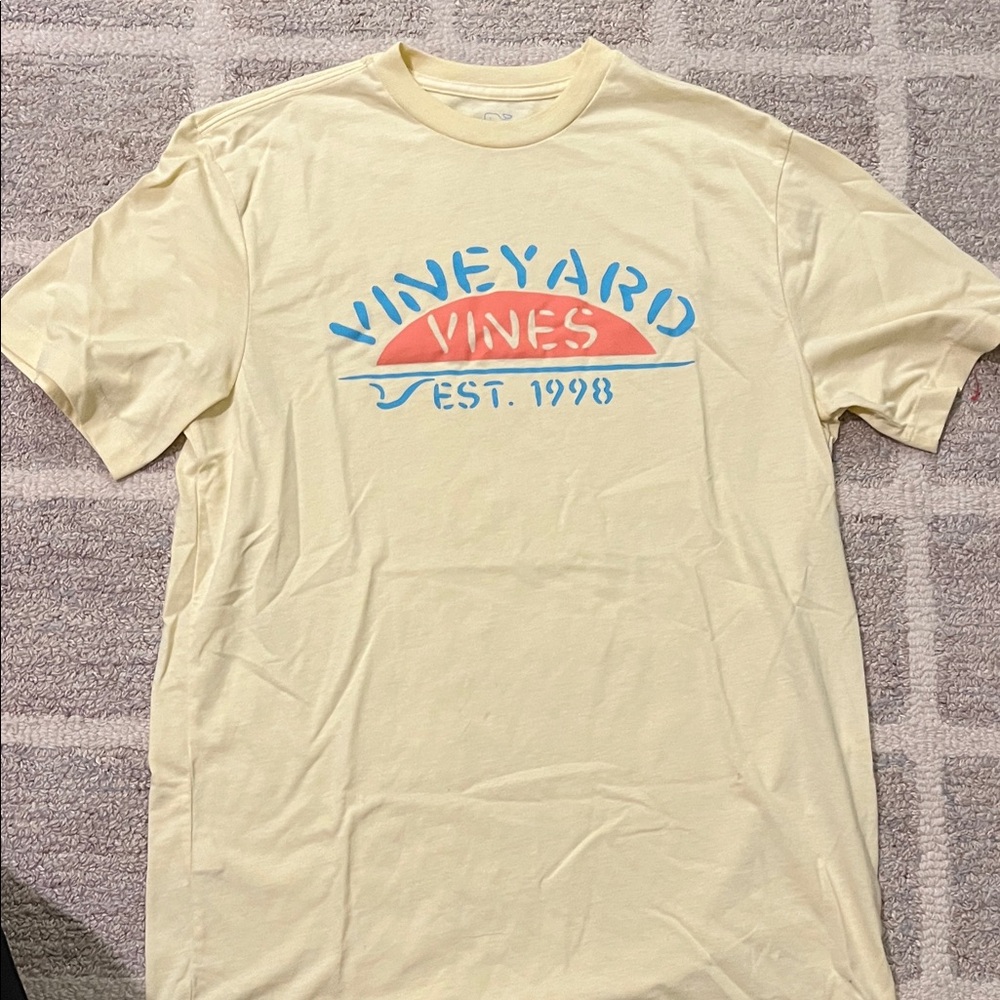Vineyard Vines Men's Light Yellow Tee with Blue and Red Graphic